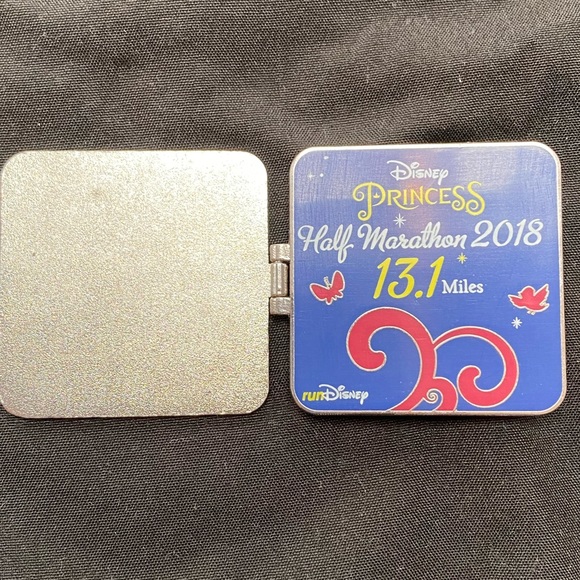 Disney Pin 2018 Half Marathon runDisney Snow White Princess Limited Edition - Picture 3 of 10